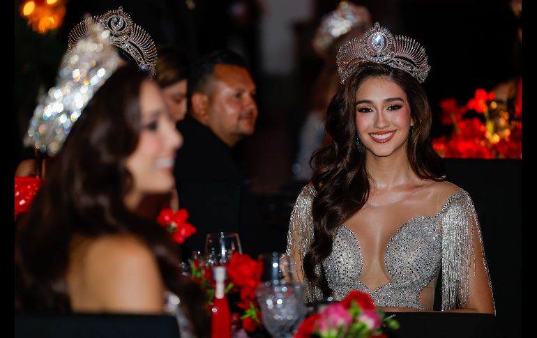 Las jóvenes desfilaron en vistosos trajes resaltando la riqueza textil y creativa del país. EL INFORMADOR / H. Figueroa