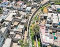 Arroyo seco en Zapopan.  El canal  atraviesa una zona habitacional densamente poblada en el área metropolitana, evidenciando los riesgos de inundación en donde las casas están cercanas.