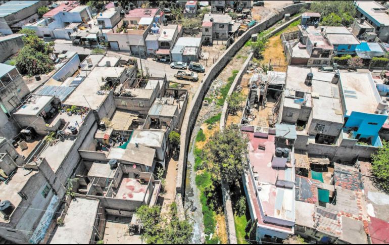 Arroyo seco en Zapopan.  El canal  atraviesa una zona habitacional densamente poblada en el área metropolitana, evidenciando los riesgos de inundación en donde las casas están cercanas.