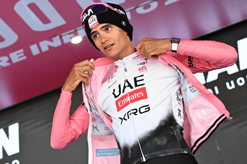El ciclista mexicano Isaac Del Toro, del UAE Team Emirates XRG, con la camiseta rosa de líder de la clasificación general, celebra en el podio tras la 19.ª etapa del Giro de Italia. EFE/L. Zennaro