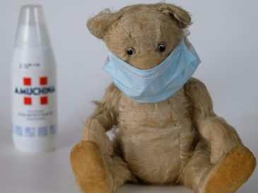 Este virus suele causar síntomas leves similares al resfriado, pero puede provocar complicaciones graves como neumonía y bronquiolitis. UNSPLASH / D. Levis Pelusi