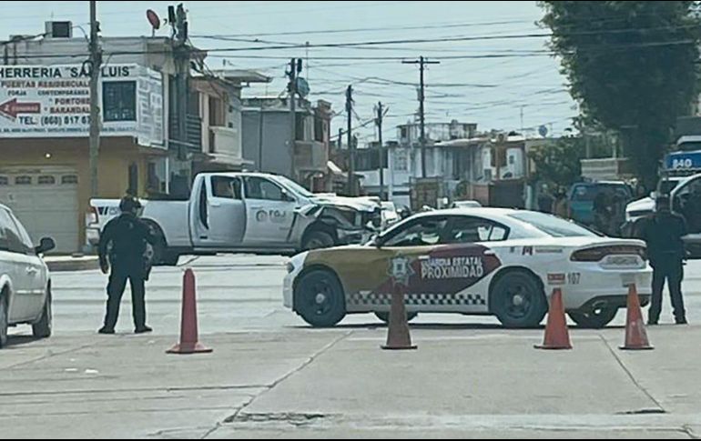 Elementos de seguridad resguardan la Avenida del Niño tras un enfrentamiento con civiles armados que dejó cuatro agentes heridos. ESPECIAL
