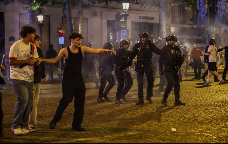 La alegría se vio empañada por graves disturbios en varios puntos de la ciudad, que dejaron un saldo de casi 300 detenidos, según informaron las autoridades. EFE/C. PETIT TESSON.