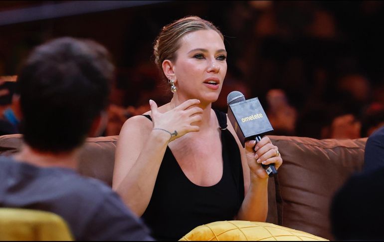 Johansson se mostró radiante, con una sonrisa solar, y un vestido atirantado de color negro que la hacía resplandecer entre la oscuridad del escenario. EFE/ S. Gutiérrez.