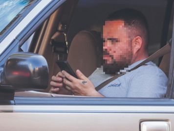 Uso de celulares entorpece circulación en avenidas de Guadalajara