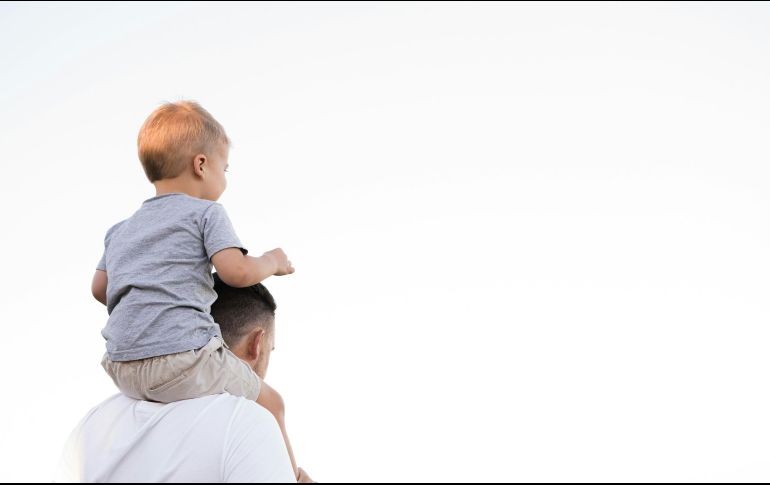 Esta celebración encuentra su origen en la iniciativa de Sonora Smart Dood, una mujer estadounidense que buscaba el reconocimiento del papel de los padres en la sociedad. UNSPLASH / K. McClintock