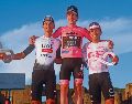 De izquierda a derecha: el mexicano Isaac del Toro logró el subcampeonato en el Giro de Italia 2025. Simon Yates se coronó campeón y Richard Carapaz ocupó el tercer lugar. AFP