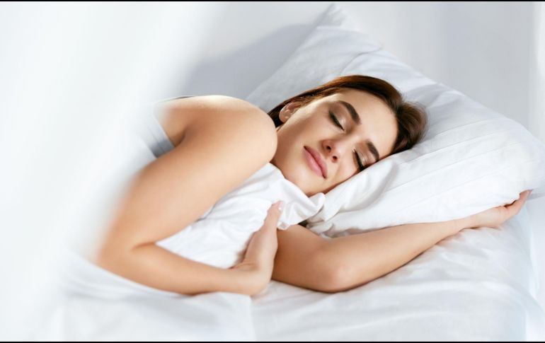 La mejor opción es mantener un patrón de sueño regular y saludable, pero cuando eso no sea posible, el “banco de sueño” puede ayudarte a sobrellevar la falta temporal de descanso con menor impacto. CANVA