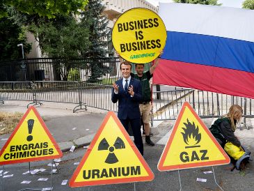 Greenpeace Francia aseguró que su acción busca denunciar cómo Francia ha aumentado sus importaciones de gas natural y de abonos químicos de Rusia en los últimos años.  EFE/Greenpeace/J. Jung