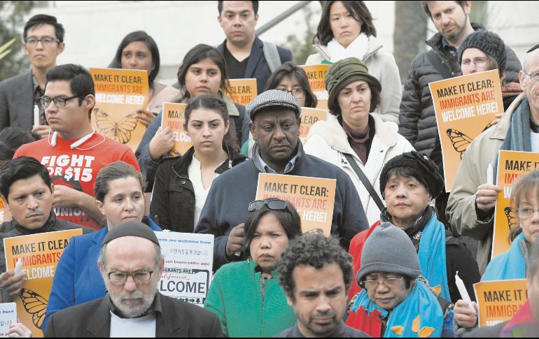 Ciudadanos marcharon a favor de los migrantes en Los Ángeles, una de las ciudades señaladas por ser santuario y no acatar las políticas de expulsión de la administración de Donald Trump. AFP