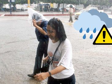 Los vientos y las lluvias derribaron decenas de árboles y también dejaron varados varios vehículos en zonas de riesgo. NTX / ARCHIVO