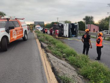 Rescatistas de Protección Civil y paramédicos de la Cruz Roja arribaron al sitio, donde se encontraban los cuerpos de nueve adultos y dos menores de edad. FACEBOOK / Protección Civil Nuevo León
