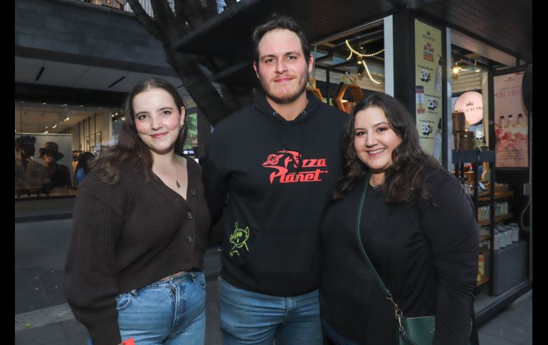 Ximena Morelos, Martin Ocaranza y Diana Calvert durante las actividades por el tercer aniversario del Centro de vida La Perla. GENTE BIEN JALISCO / C. JImeno