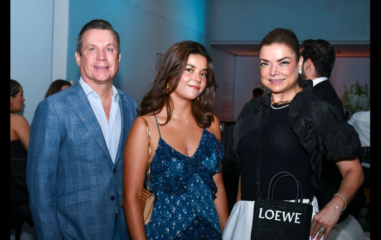 Alfredo, Regina y Karina Villebardet. GENTE BIEN JALISCO / M. Rached