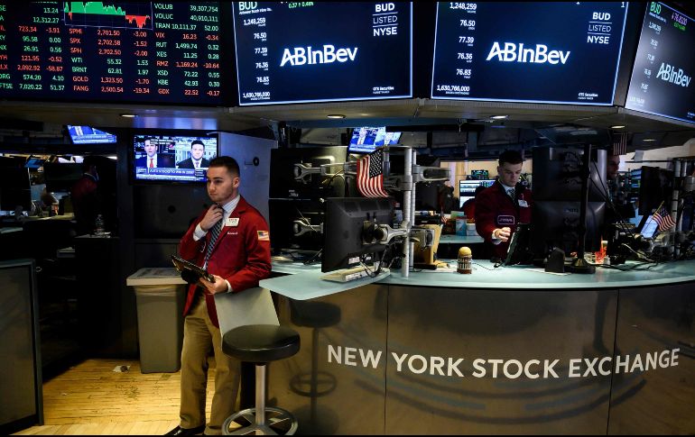 Así, al cerrar la Bolsa, el Dow Jones de Industriales cayó 0.22 %, para situarse en 42 mil 427 puntos, mientras que el tecnológico Nasdaq subía un 0.32 %, hasta 19.460 enteros y el selectivo S&P 500 registraba unas ganancias de un 0.01 %, hasta 5.970 unidades. AFP / ARCHIVO