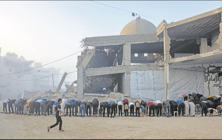 Los ciudadanos gazatíes ven más difícil conseguir comida y refugio. EFE