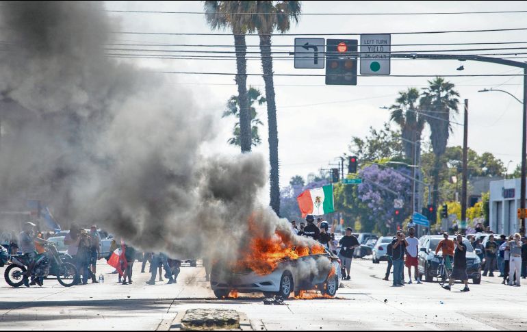 Los Ángeles. Por segundo día consecutivo, las autoridades realizaron detenciones de migrantes en centros de trabajo, detonando la reacción de vecinos y trabajadores contra la Policía. AFP