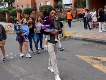 Personas salen de sus apartamentos tras un sismo de magnitud 6.5 este domingo, en Bogotá (Colombia). EFE/M. Dueñas Castañeda