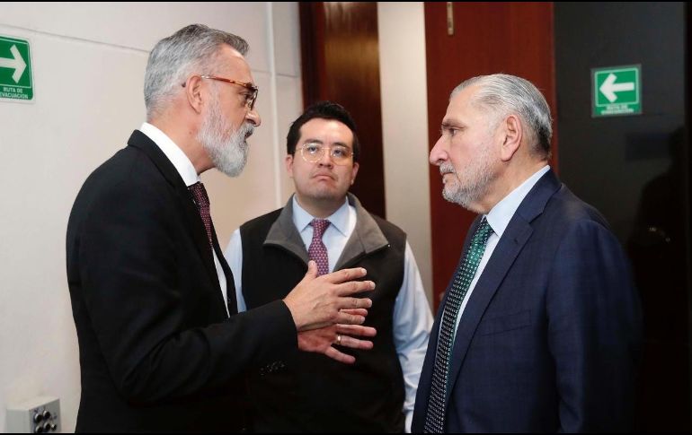 Salvador Caro Cabrera se ha desempeñado como diputado federal y local. En la imagen, dialoga con el senador Adán Augusto López, quien lo impulsó en el nuevo cargo. ESPECIAL