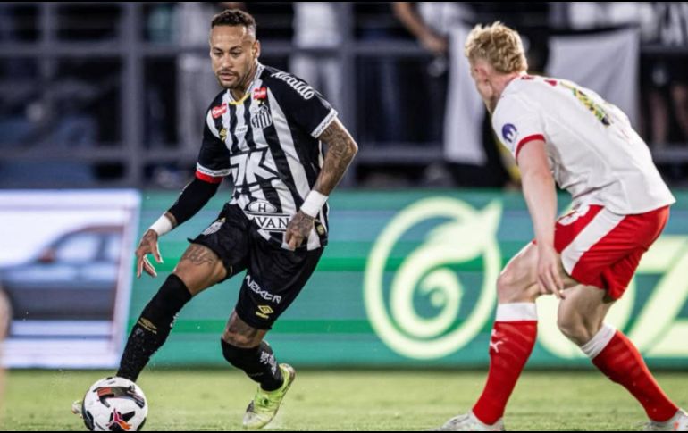 El jugador de 33 años comenzó a presentar síntomas el pasado jueves y fue apartado de inmediato como medida preventiva. INSTAGRAM/ @santosfc.