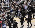 Dos mil agentes de la Guardia Nacional de Estados Unidos llegaron a Los Ángeles para tranquilizar las protestas por las detenciones masivas de migrantes. Van tres días de manifestaciones. AFP
