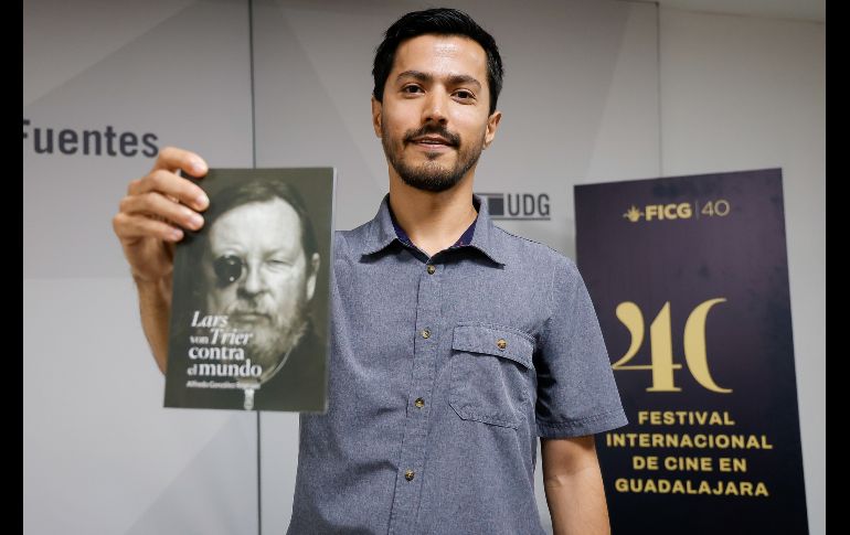 El escritor y crítico del cine, Alfredo González presentó hoy su libro “Lars von Trier contra el mundo”, de la editorial Fideicomiso para La Cineteca Nacional, en donde interpreta la filmografía del cineasta danés como una filosofía en imágenes de la crisis del mundo. EL INFORMADOR / H. Figueroa
