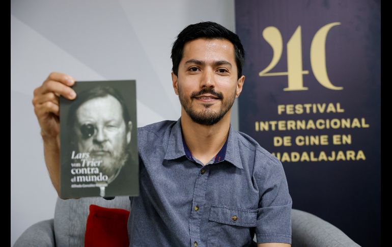 El escritor y crítico del cine, Alfredo González presentó hoy su libro “Lars von Trier contra el mundo”, de la editorial Fideicomiso para La Cineteca Nacional, en donde interpreta la filmografía del cineasta danés como una filosofía en imágenes de la crisis del mundo. EL INFORMADOR / H. Figueroa