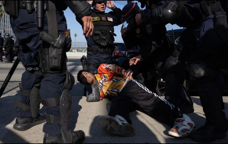 Mientras tanto, las protestas que se llevan a cabo en Los Ángeles en contra de las redadas de inmigración también se han propagado a Atlanta y la última de ellas terminó con varias detenciones. EFE/ A. DINNER