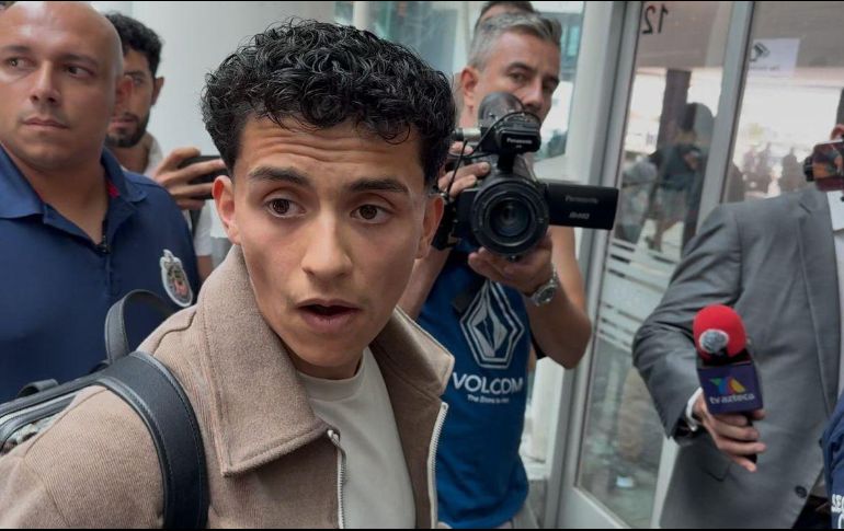 El exfutbolista del PSV viajó para reportarse con el equipo después de terminar su vínculo con el conjunto neerlandés. EL INFORMADOR.