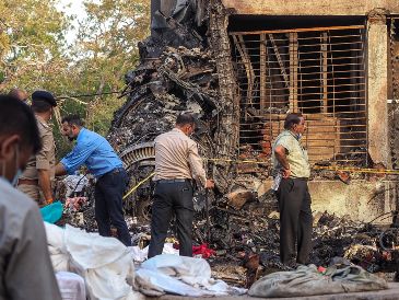 Hasta el momento, ninguna autoridad ha revelado alguna cifra oficial de víctimas del avión siniestrado. AFP / S. Panthaky