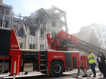 Un camión de bomberos se ve afuera de un edificio alcanzado por ataques aéreos israelíes en el centro de Teherán, Irán. EFE/A. Taherkenareh