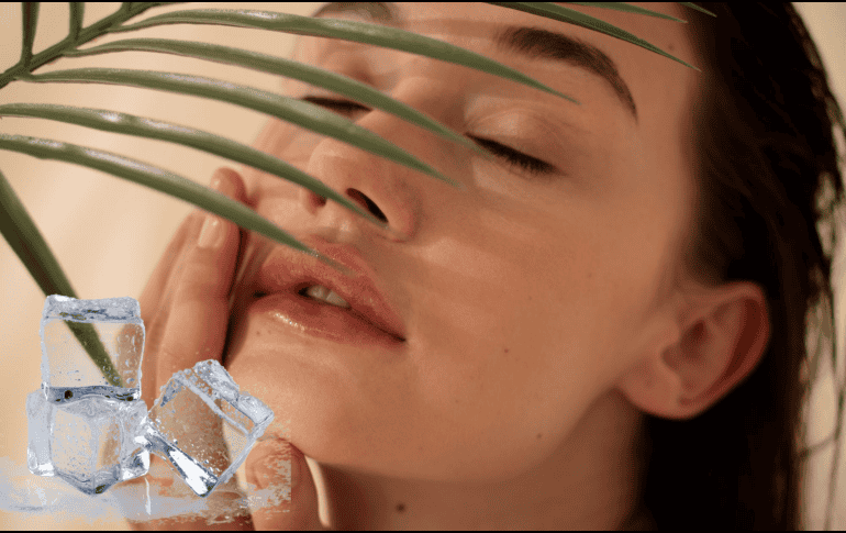 El hielo no elimina arrugas de forma permanente, pero puede mejorar temporalmente la apariencia de la piel, haciéndola lucir más firme y fresca.  CANVA