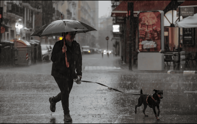 Descubre las consecuencias que el agua de lluvia puede provocar en la piel. EFE / ARCHIVO