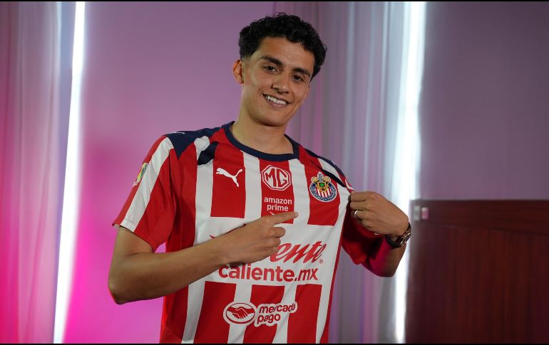 Richard Ledezma puede aparecer como un jugador versátil, como mediocampista y lateral derecho. X / @Chivas