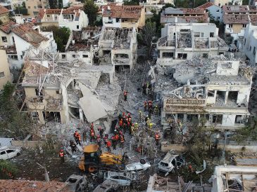 Equipos de rescate trabajan entre los escombros en Rishon LeZion, cerca de Tel Aviv, tras el impacto de un misil balístico iraní en edificios residenciales. El ataque en este punto dejó 21 heridos, dos de ellos en estado crítico. EFE/A. Sultan