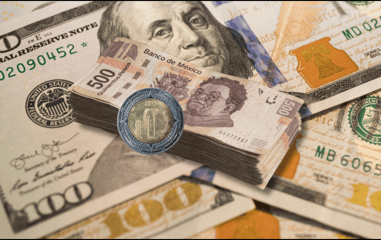 Al menudeo, el dólar se terminó vendiendo ayer en 19.42 pesos en las sucursales de Banamex, cuatro centavos más que el jueves. ESPECIAL / CANVA