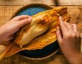 A pesar de su delicioso sabor y el aporte nutricional que pueden ofrecer, los especialistas recomiendan no consumir tamales en grandes cantidades. ESPECIAL / CANVA