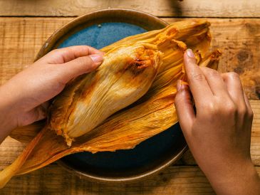 A pesar de su delicioso sabor y el aporte nutricional que pueden ofrecer, los especialistas recomiendan no consumir tamales en grandes cantidades. ESPECIAL / CANVA