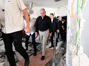Benjamín Netanyahu visita este domingo el lugar en el que un misil balístico iraní impactó anoche contra un edificio en la urbe de Bat Yam, en los suburbios de Tel Aviv. EFE/Oficina de Netanyahu