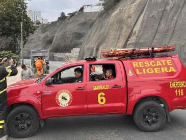 Integrantes de equipos de rescate en Lima, Perú. EFE/M. Huacán
