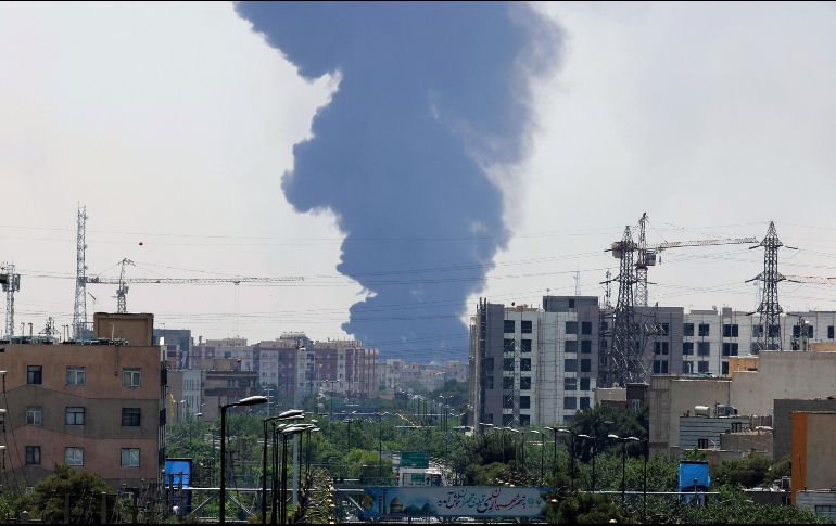 Los ataques israelíes continuaron este domingo, afectando instalaciones como la sede del Ministerio de Exteriores, el Comando de la Policía de Teherán y diversas zonas residenciales de la capital iraní. EFE/ A. TAHERKENAREH.
