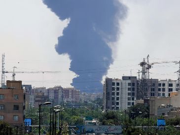 Los ataques israelíes continuaron este domingo, afectando instalaciones como la sede del Ministerio de Exteriores, el Comando de la Policía de Teherán y diversas zonas residenciales de la capital iraní. EFE/ A. TAHERKENAREH.