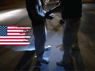 Denominados como "héroes" por Trump, los agentes del ICE cumplen con su trabajo de atrapar "presuntos ilegales y criminales que llevaran a EU a la bancarrota". AFP / ARCHIVO