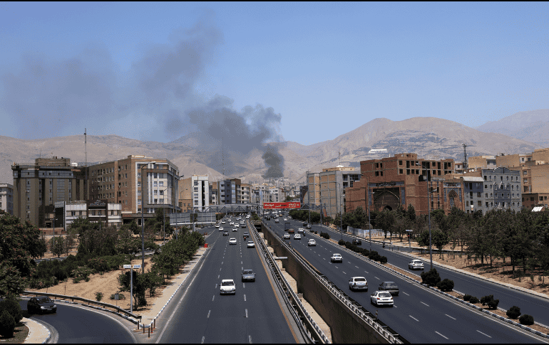 Videos que circulan en las redes sociales muestran que el edificio de IRINN, sigue ardiendo.EFE/ABEDIN TAHERKENAREH