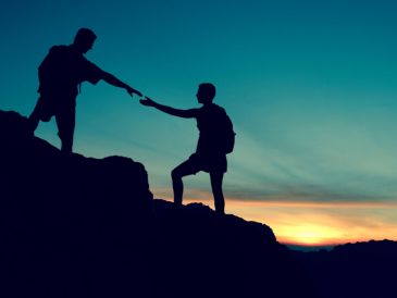 Estos estudios demuestran que aunque tu intención no sea controlar a los demás o dominarlos de cierta manera, dar consejos puede hacerte sentir con cierta influencia, lo que te ayuda a sentirte más poderoso. CANVA/ ESPECIAL