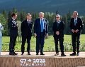 Cumbre del G7. La primera ministra italiana, Giorgia Meloni; el presidente francés, Emmanuel Macron; el primer ministro canadiense, Mark Carney; el presidente estadounidense, Donald Trump; el primer ministro británico, Keir Starmer; el canciller alemán, Friedrich Merz, y la presidenta de la Unión Europea, Ursula von der Leyen. EFE/S. Colby