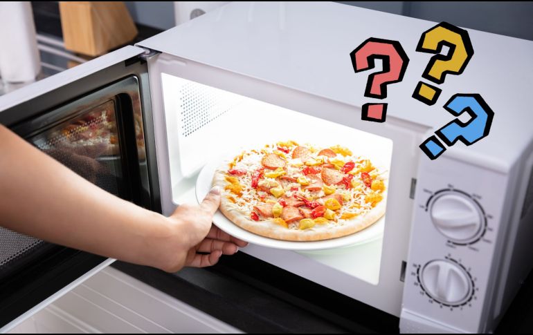 Aunque el microondas puede parecer una solución rápida, calentar la pizza de este modo sacrifica su textura y sabor originales. CANVA