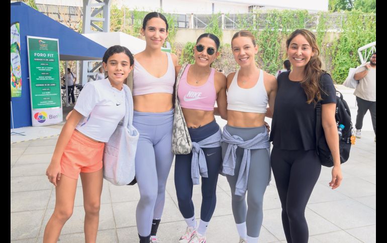 Melissa Negredo, Maryluz Navarro, Liz Enriquez, Karla Durán y Jackie Fernández disfrutando de las actividades del BienFest 2025. GENTE BIEN JALISCO / E. Angulo