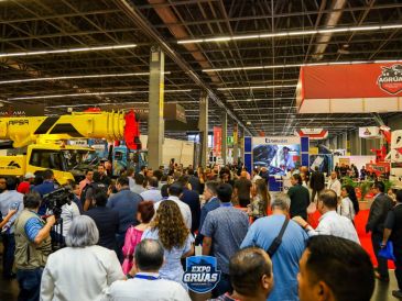 En esta exposición participan empresas fabricantes de camiones, tractocamiones y grúas, refacciones, accesorios, herramientas y compañías de seguros y financieras. ESPECIAL/Facebook @Expo Grúas