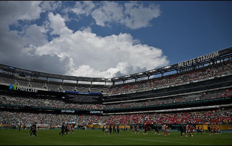 Los protocolos de seguridad pública en Estados Unidos exigen la suspensión de los eventos deportivos al aire libre durante al menos 30 minutos si se observan rayos o se escuchan truenos. AFP / A. Weiss